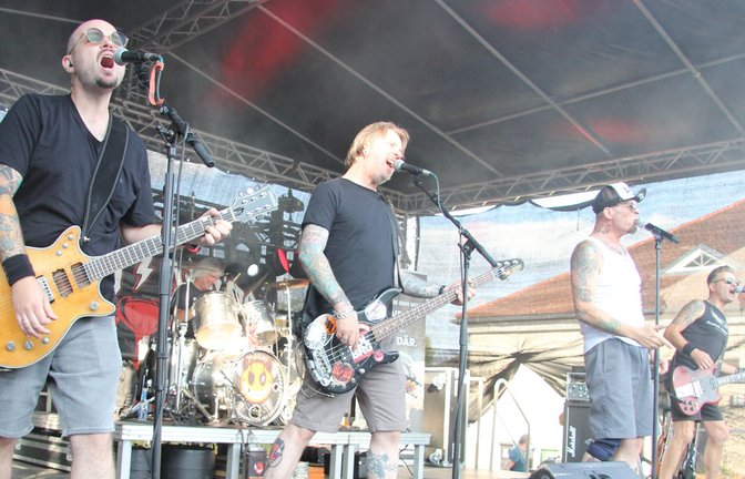 Mit Klassikern der australischen Rock-Legenden AC/DC und launigen Ansagen in kurpfälzischem Zungenschlag gelingt es der Heidelberger Tribute-Band Dirty Deeds schnell, das Eis zu brechen.  <span class='image-autor'>Fotos: Banholzer</span>