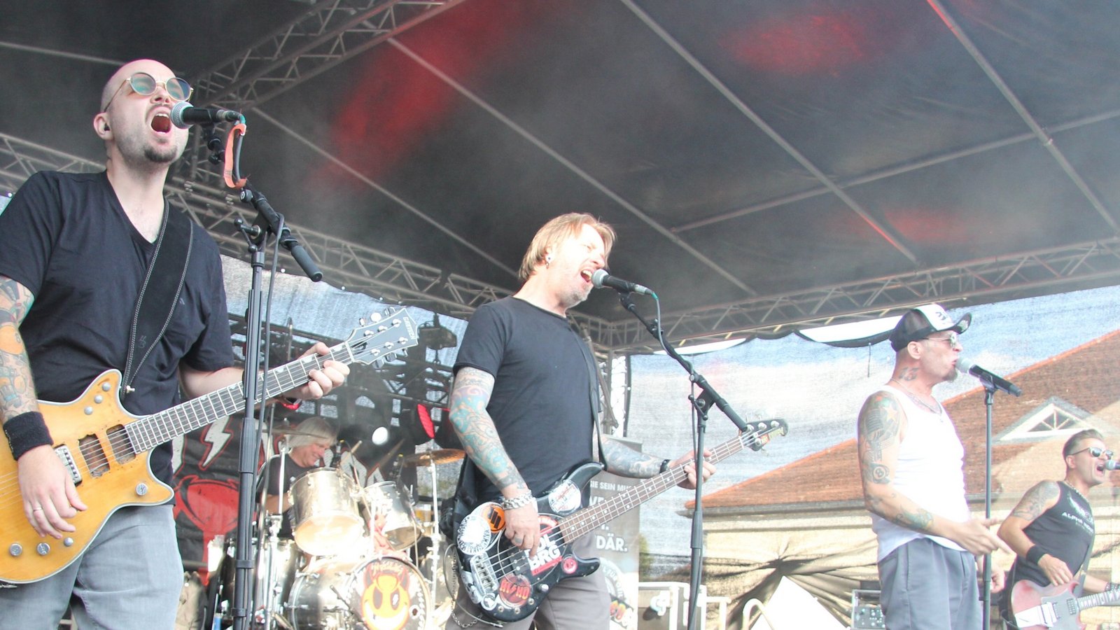Mit Klassikern der australischen Rock-Legenden AC/DC und launigen Ansagen in kurpfälzischem Zungenschlag gelingt es der Heidelberger Tribute-Band Dirty Deeds schnell, das Eis zu brechen. Fotos: Banholzer Mit Klassikern der australischen Rock-Legenden AC/DC und launigen Ansagen in kurpfälzischem Zungenschlag gelingt es der Heidelberger Tribute-Band Dirty Deeds schnell, das Eis zu brechen. Fotos: Banholzer