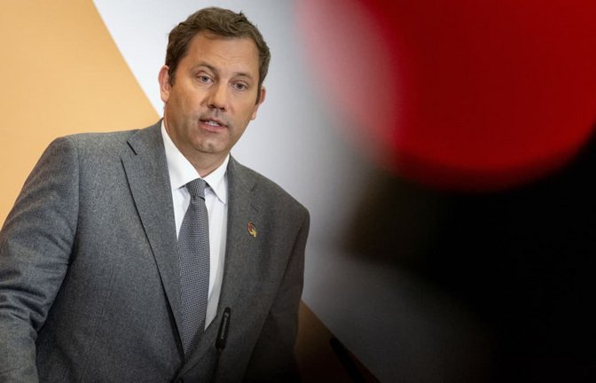 Bundesfinanzminister Lars Klingbeil (SPD) kann mit mehr Einnahmen rechnen als bislang angenommen. Große Sprünge sind aber nicht drin.<span class='image-autor'>Fabian Sommer/dpa</span>