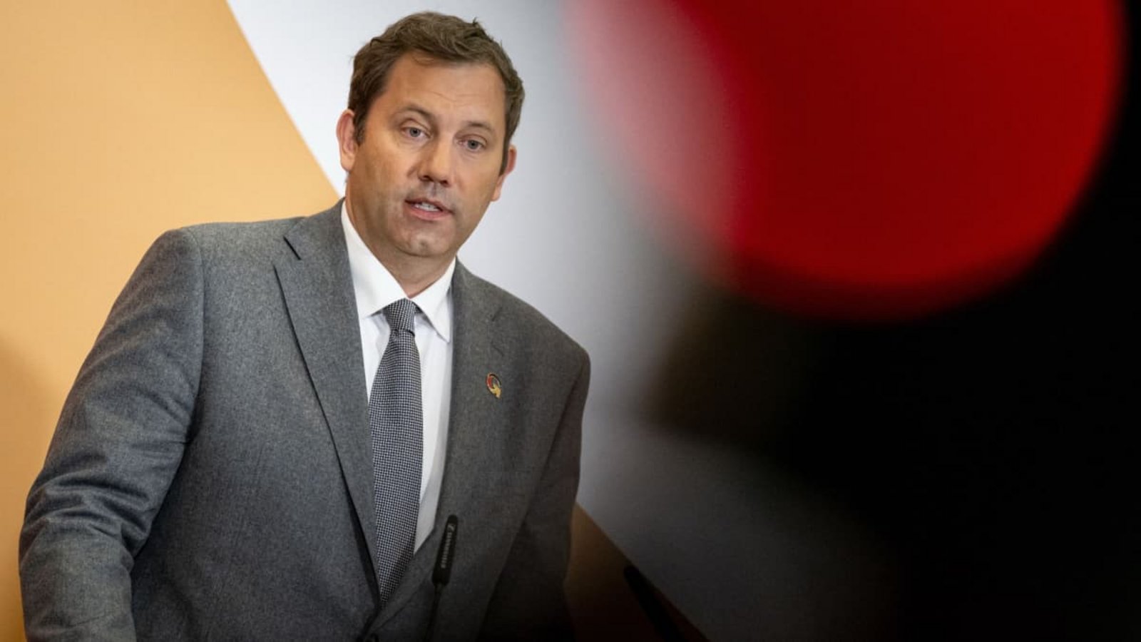 Bundesfinanzminister Lars Klingbeil (SPD) kann mit mehr Einnahmen rechnen als bislang angenommen. Große Sprünge sind aber nicht drin.Fabian Sommer/dpa Bundesfinanzminister Lars Klingbeil (SPD) kann mit mehr Einnahmen rechnen als bislang angenommen. Große Sprünge sind aber nicht drin.Fabian Sommer/dpa