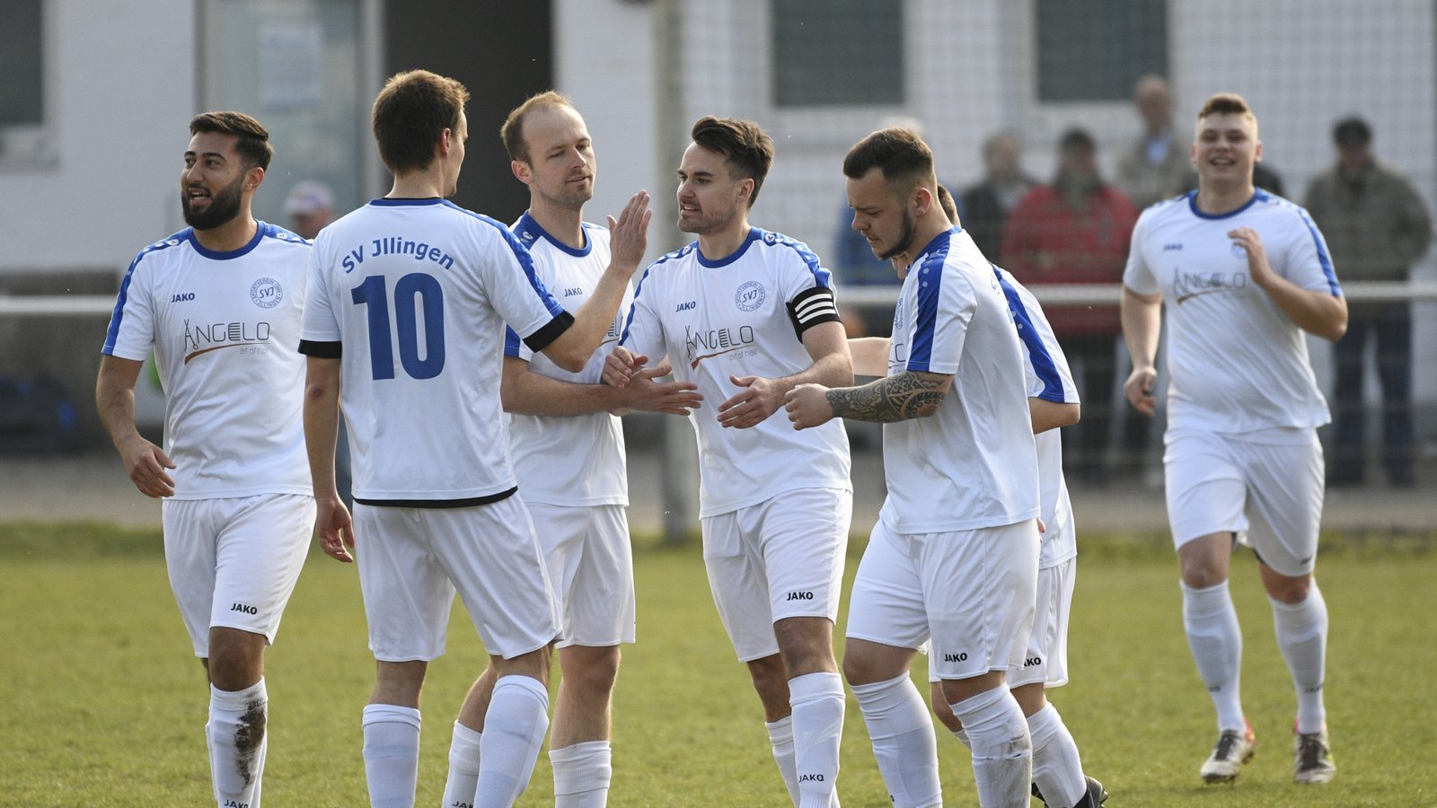 Illingens Kapitän Andre Wagner (Mitte) holt sich die Glückwünsche seiner Mannschaftskameraden ab, nachdem er zum 1:0-Sieg des SVI bei der SGM Roßwag/Mühlhausen getroffen hat. Foto: Leitner Illingens Kapitän Andre Wagner (Mitte) holt sich die Glückwünsche seiner Mannschaftskameraden ab, nachdem er zum 1:0-Sieg des SVI bei der SGM Roßwag/Mühlhausen getroffen hat. Foto: Leitner