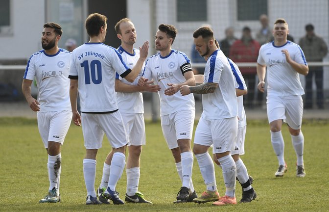 Illingens Kapitän Andre Wagner (Mitte) holt sich die Glückwünsche seiner Mannschaftskameraden ab, nachdem er zum 1:0-Sieg des SVI bei der SGM Roßwag/Mühlhausen getroffen hat. <span class='image-autor'>Foto: Leitner</span>