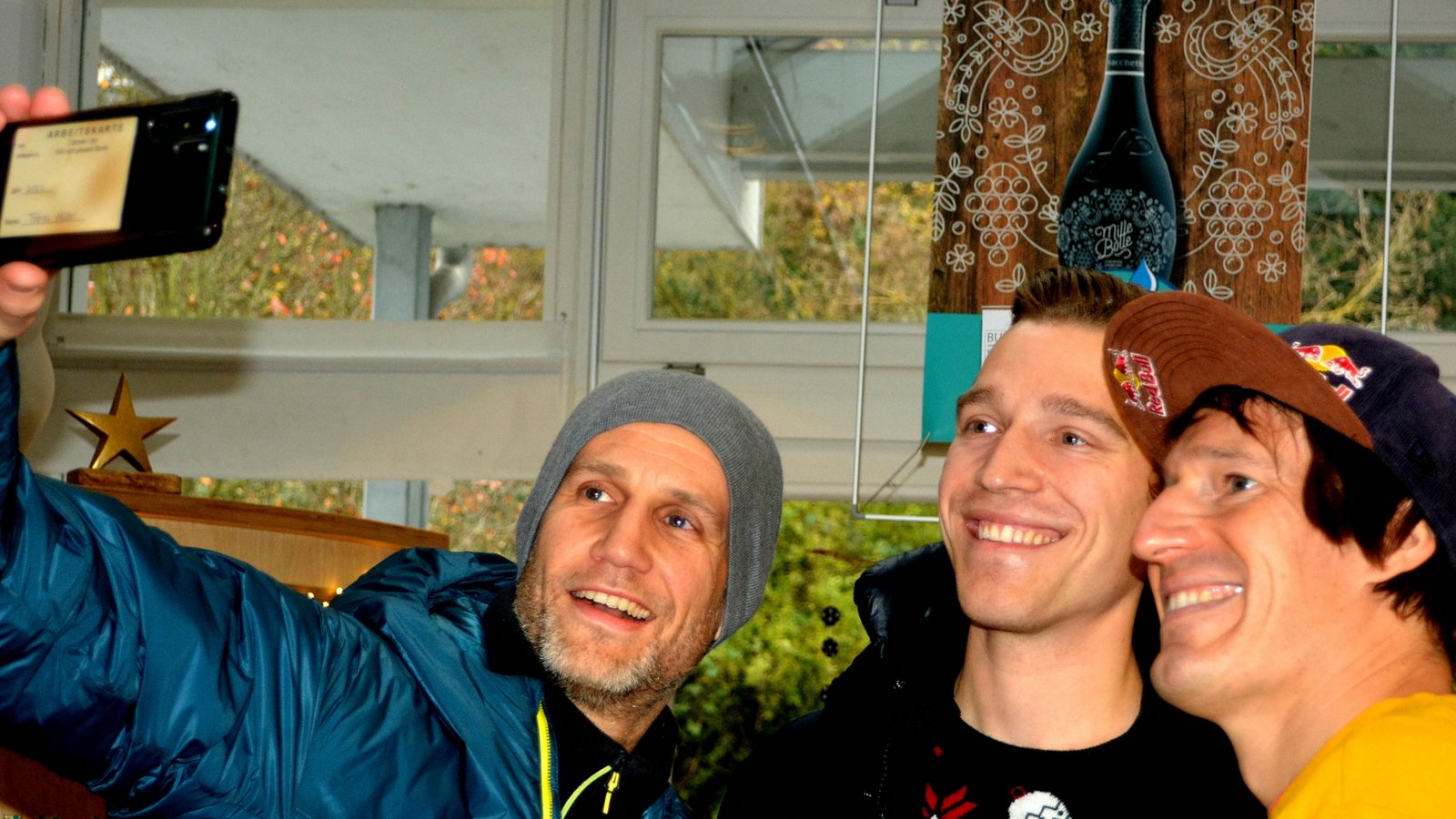 Ironman Sebastian Kienle ist für Selfies mit seinen Fans sehr begehrt. Foto: Stahlfeld