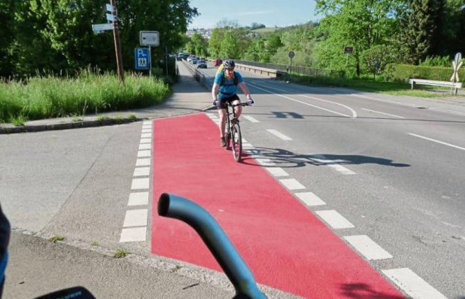 Ist das die Alternative zum Radweg auf der ehemaligen Bahntrasse? Überquerungshilfe an der B 10 bei der Enzweihinger Sportplatzzufahrt. Foto: Arning
