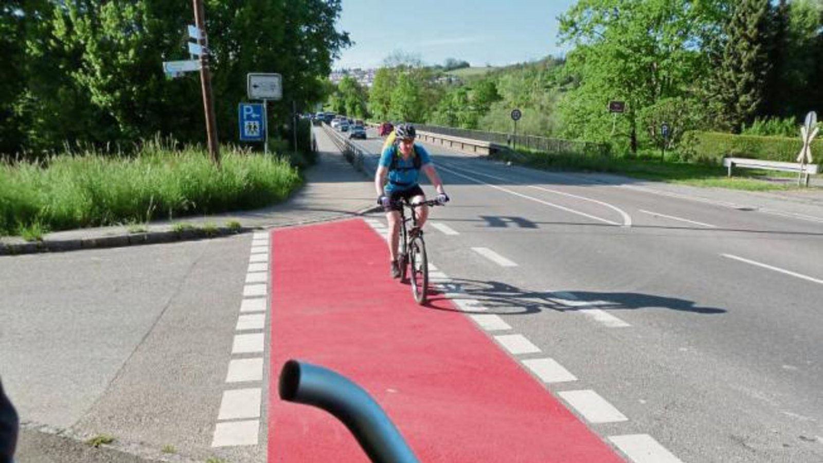 Ist das die Alternative zum Radweg auf der ehemaligen Bahntrasse? Überquerungshilfe an der B 10 bei der Enzweihinger Sportplatzzufahrt. Foto: Arning Ist das die Alternative zum Radweg auf der ehemaligen Bahntrasse? Überquerungshilfe an der B 10 bei der Enzweihinger Sportplatzzufahrt. Foto: Arning