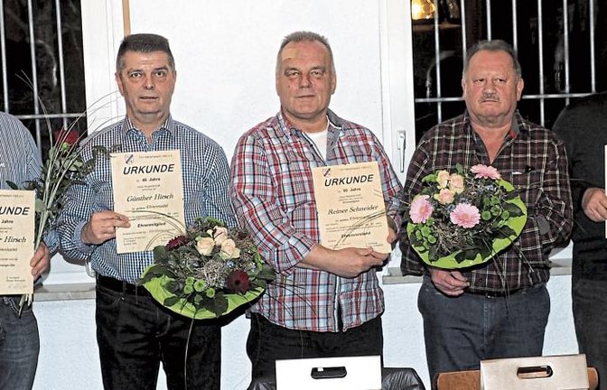 Marcel Hirsch (Schriftführer), Werner Hirsch (50 Jahre), Günther Hirsch (40 Jahre), Reiner Schneider (50 Jahre und Ehrenvorsitzender), Willy Gerlacher (Ehrenvorsitzender), Stephan Oehler (50 Jahre) und Joachim Liebherr (40 Jahre) – von links – wurden in Häfnerhaslach geehrt. Foto: p