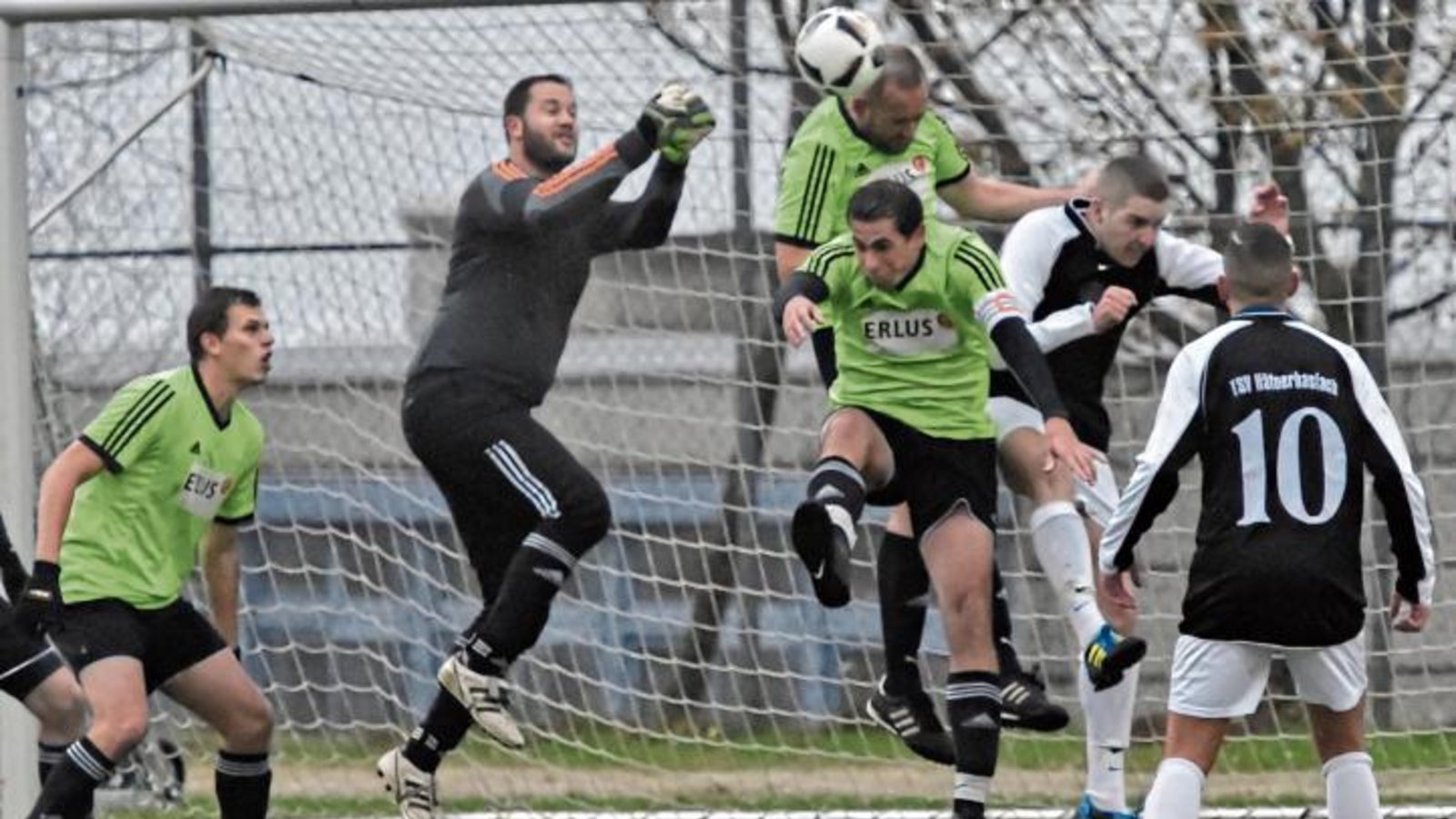 Iptingens Innenverteidiger Thorsten Dertinger (Vierter von rechts) klärt gegen Häfnerhaslachs Marco Hirsch und vor dem heranfliegenden SVI-Torwart Alexander Ulm. Foto: Leitner