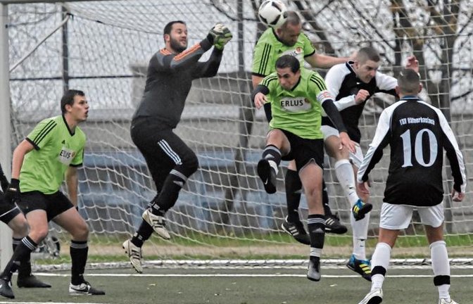 Iptingens Innenverteidiger Thorsten Dertinger (Vierter von rechts) klärt gegen Häfnerhaslachs Marco Hirsch und vor dem heranfliegenden SVI-Torwart Alexander Ulm. Foto: Leitner