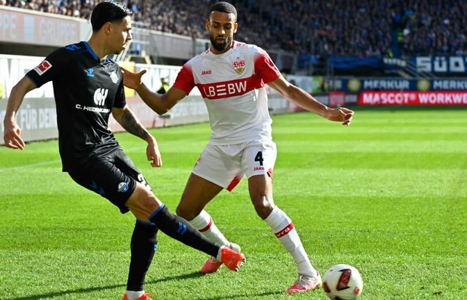 Josha Vagnoman (rechts) und der VfB waren in Paderborn viel mit Defensivarbeit gefordert.<span class='image-autor'>IMAGO/Ulrich Hufnagel</span>