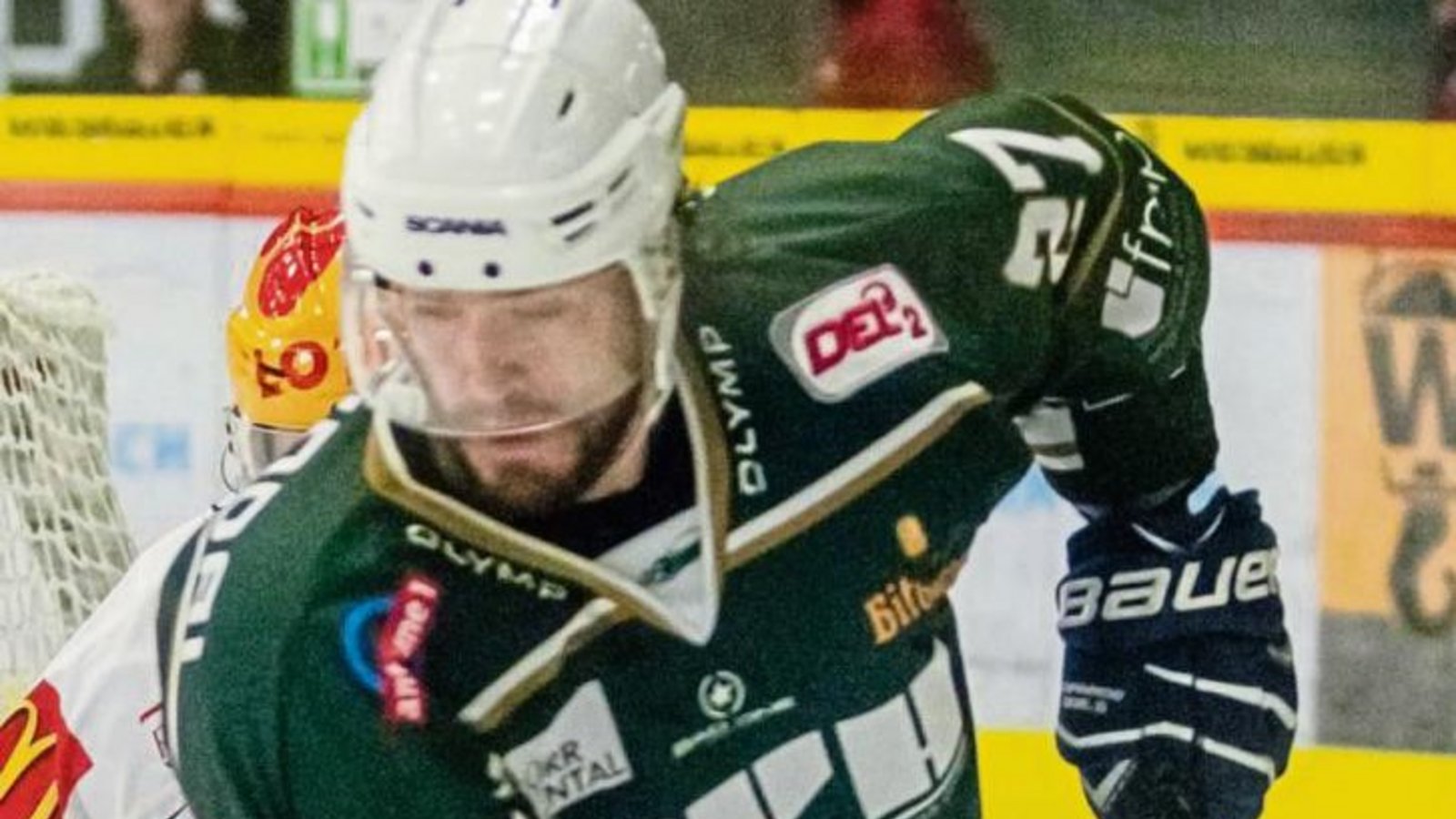 Verfolgt von einem Bremerhavener kommt Justin Kelly um das Gehäuse des Pinguins-Torwarts Jonas Langmann herum. Foto: Simecek