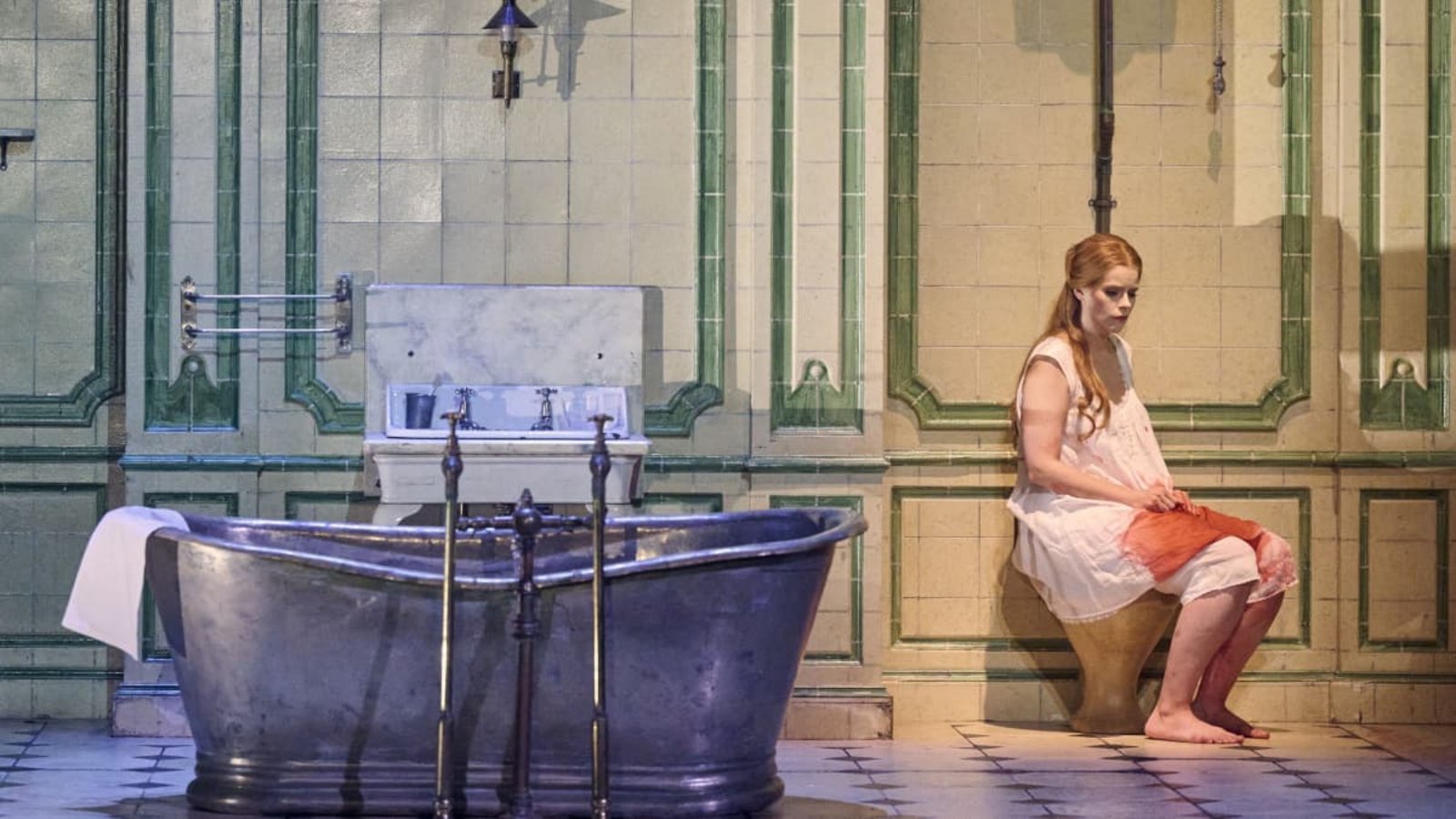 Die verzweifelte Lucia - ein großartiger Auftritt an der Staatsoper Stuttgart von Chelsea Lehnea in der Titelpartie.Martin Sigmund Die verzweifelte Lucia - ein großartiger Auftritt an der Staatsoper Stuttgart von Chelsea Lehnea in der Titelpartie.Martin Sigmund