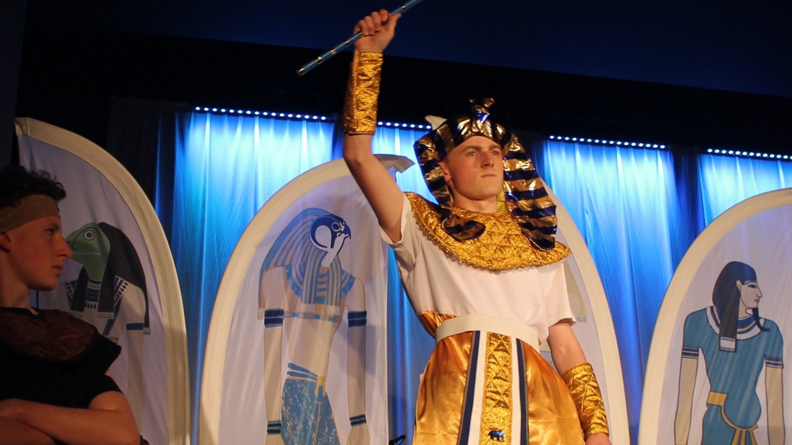 Der Pharao (Benjamin Dörr) spricht.