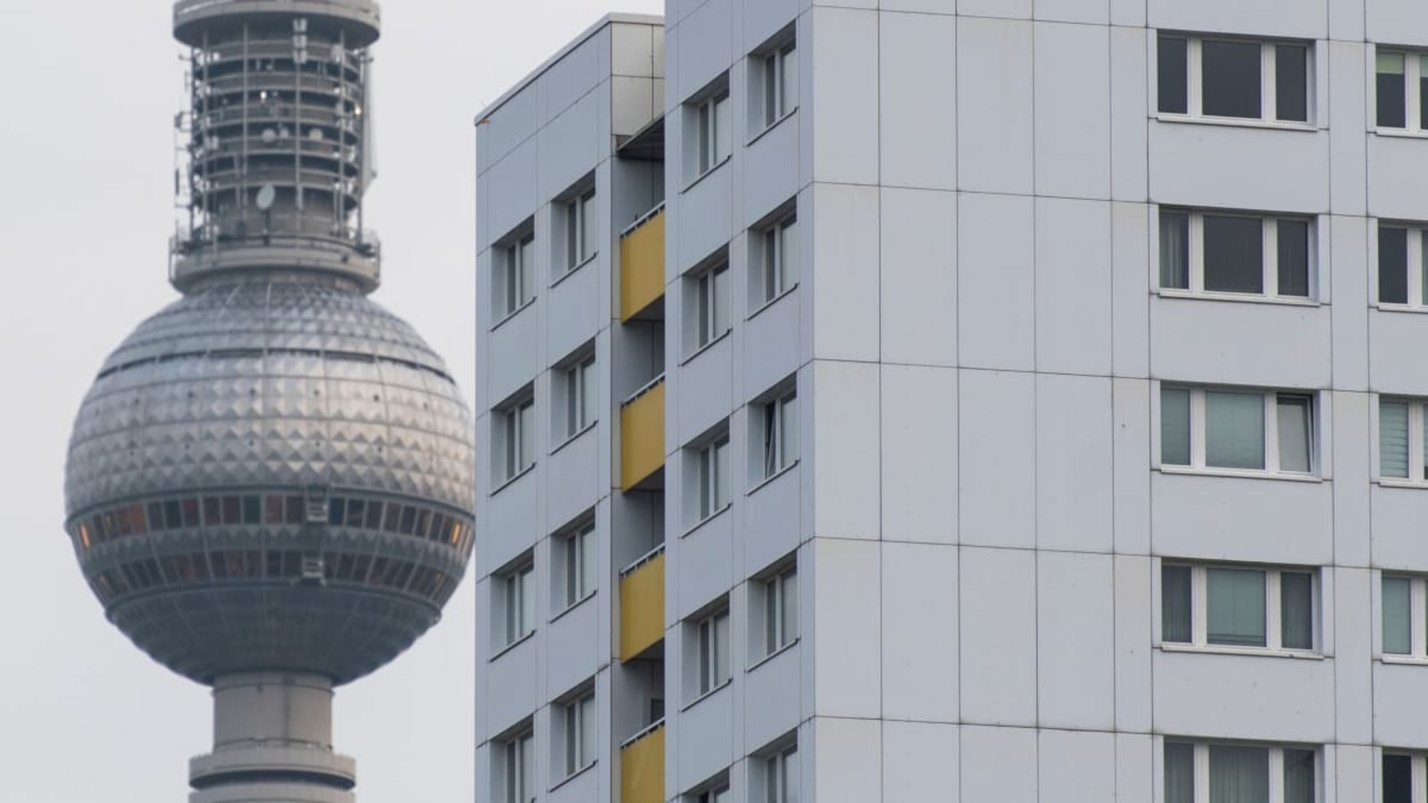 Wenn Konzerne mehr als 10.000 Wohnungen besitzen, könnten sie von dem geplanten Gesetz zur Vergesellschaftung in Berlin betroffen sein.Christophe Gateau/dpa Wenn Konzerne mehr als 10.000 Wohnungen besitzen, könnten sie von dem geplanten Gesetz zur Vergesellschaftung in Berlin betroffen sein.Christophe Gateau/dpa