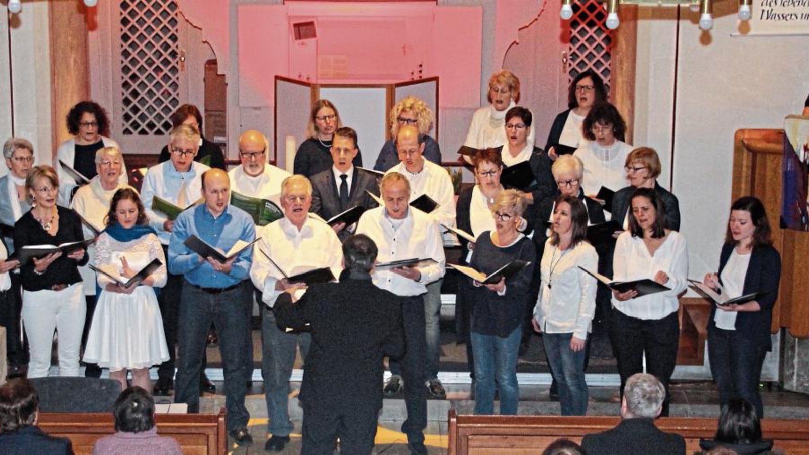 Die Friedensmesse wird vom Gemischten Chor a cappella vorgetragen. Fotos: Gergen