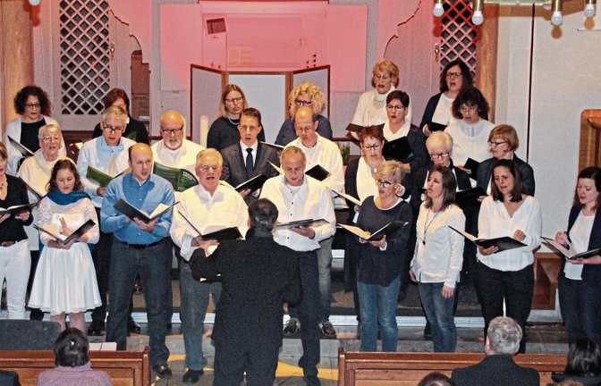 Die Friedensmesse wird vom Gemischten Chor a cappella vorgetragen. Fotos: Gergen