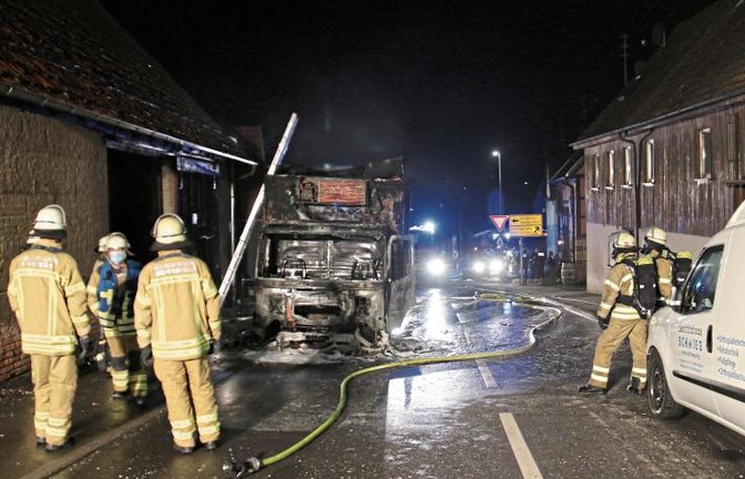 Der Lkw wurde von der Feuerwehr gelöscht. Foto: Rücker