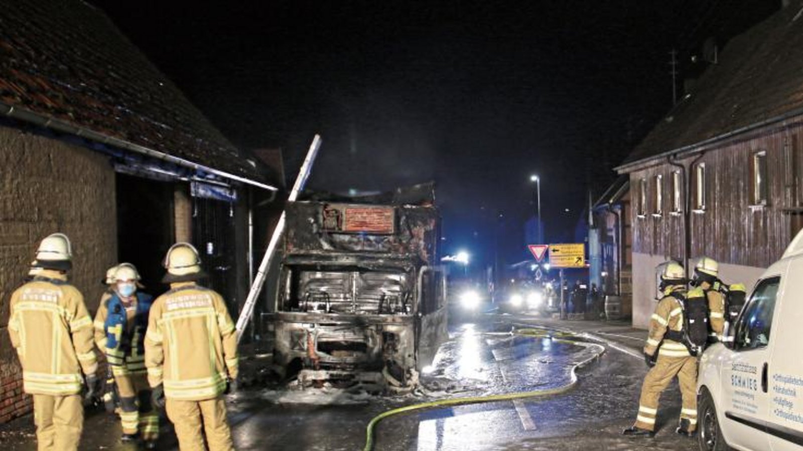 Der Lkw wurde von der Feuerwehr gelöscht. Foto: Rücker Der Lkw wurde von der Feuerwehr gelöscht. Foto: Rücker