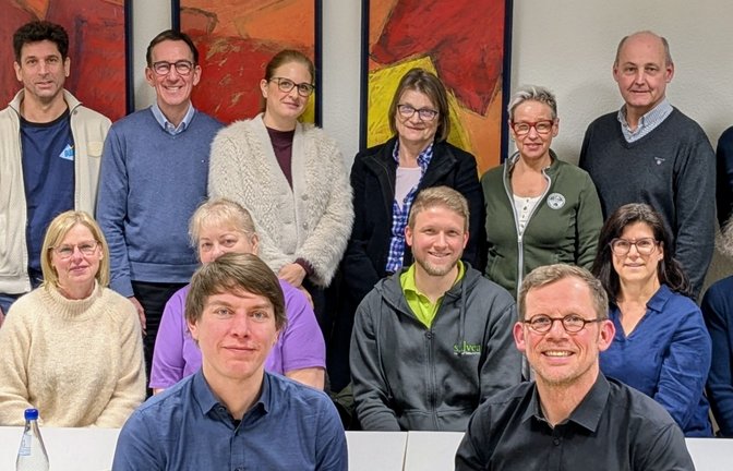 Die Mieterschaft des Vaisana Ärztehauses bekräftigte beim Informationsaustausch mit Oberbürgermeister Uwe Skrzypek-Muth und dem neuen Geschäftsführer der Vaihinger Stadtbau GmbH, Anselm Laube, am Standort bleiben zu wollen.  <span class='image-autor'>Foto: pv</span>