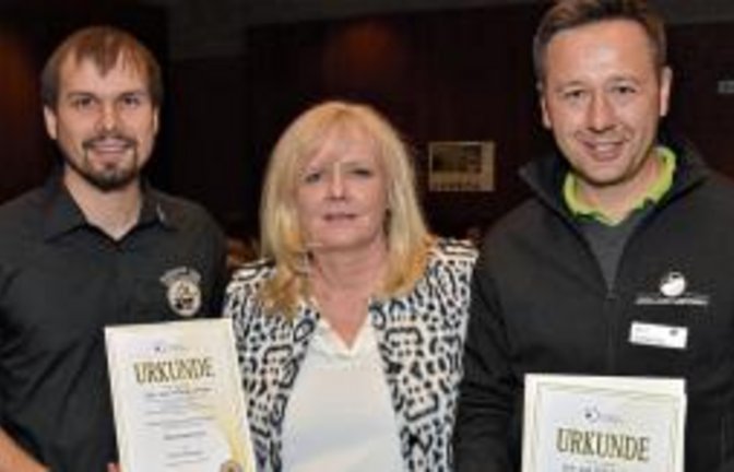 Tobias Fessler, Anja Loths und Meik Sartorius (v. li.) bei der Urkundenverleihung.  Foto: p