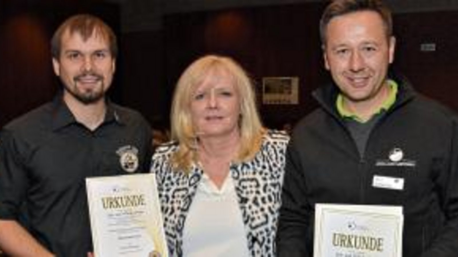 Tobias Fessler, Anja Loths und Meik Sartorius (v. li.) bei der Urkundenverleihung.  Foto: p