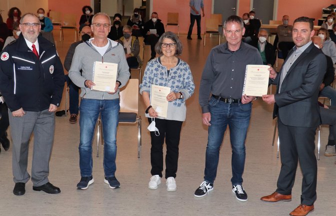 Carlo Rasi (von links) vom DRK dankte den Mehrfach-Blutspendern Klaus Peters, Isolde Grettenberger-Ganzhorn und Michael Hüeber gemeinsam mit Frank Wittendorfer mit Ehrennadeln und einer Urkunde. <span class='image-autor'>Fotos: Gergen</span>