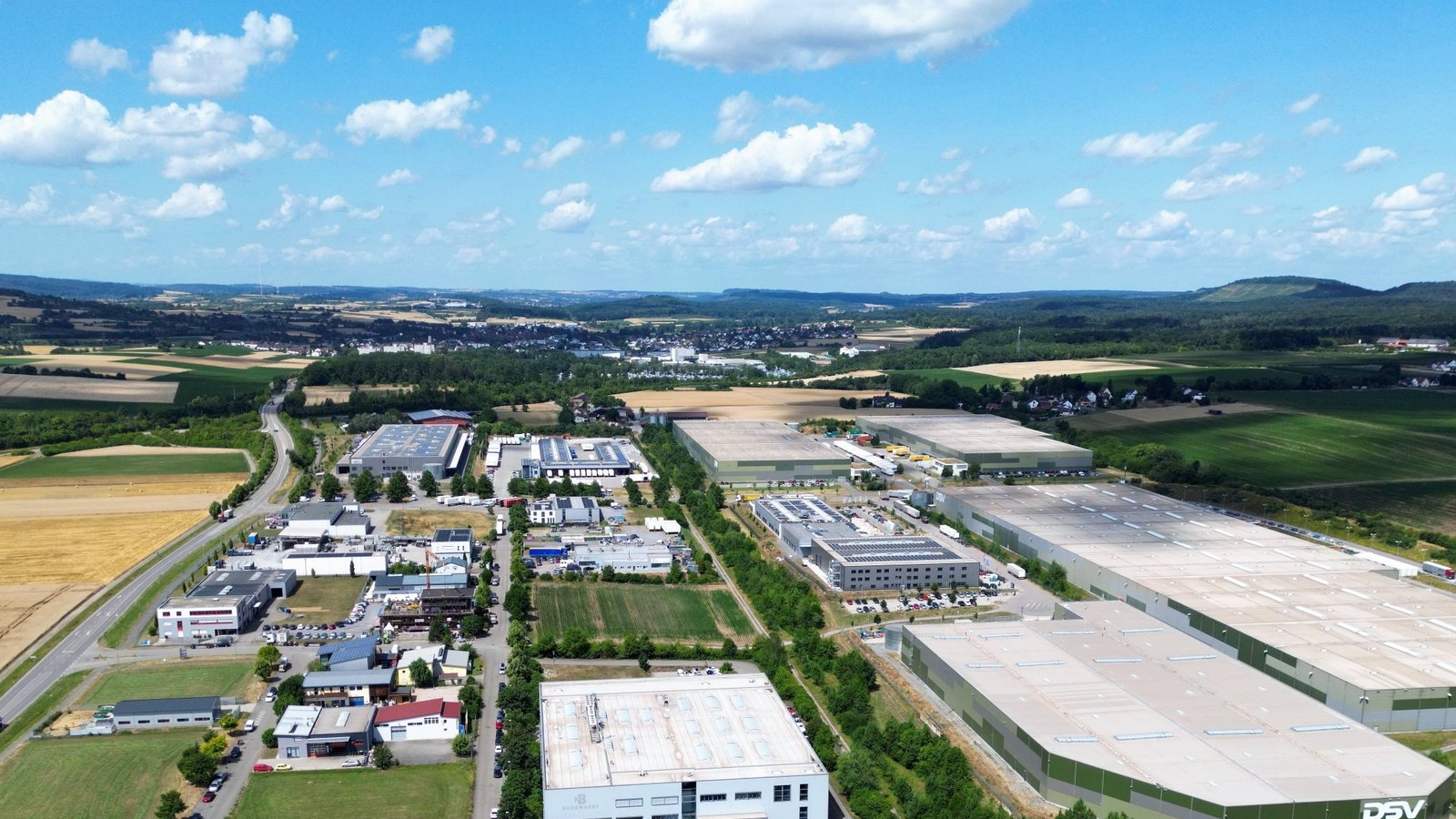 Die örtlichen Unternehmen sollen ab 2025 etwas mehr Gewerbesteuer bezahlen. Da zugleich die neue Grundsteuer für gewerbliche Flächen wie am Perfekten Standort deutlich geringer ausfällt, geht die Stadt von keiner starken Mehrbelastung der Betriebe aus. Foto: Küppers Die örtlichen Unternehmen sollen ab 2025 etwas mehr Gewerbesteuer bezahlen. Da zugleich die neue Grundsteuer für gewerbliche Flächen wie am Perfekten Standort deutlich geringer ausfällt, geht die Stadt von keiner starken Mehrbelastung der Betriebe aus. Foto: Küppers