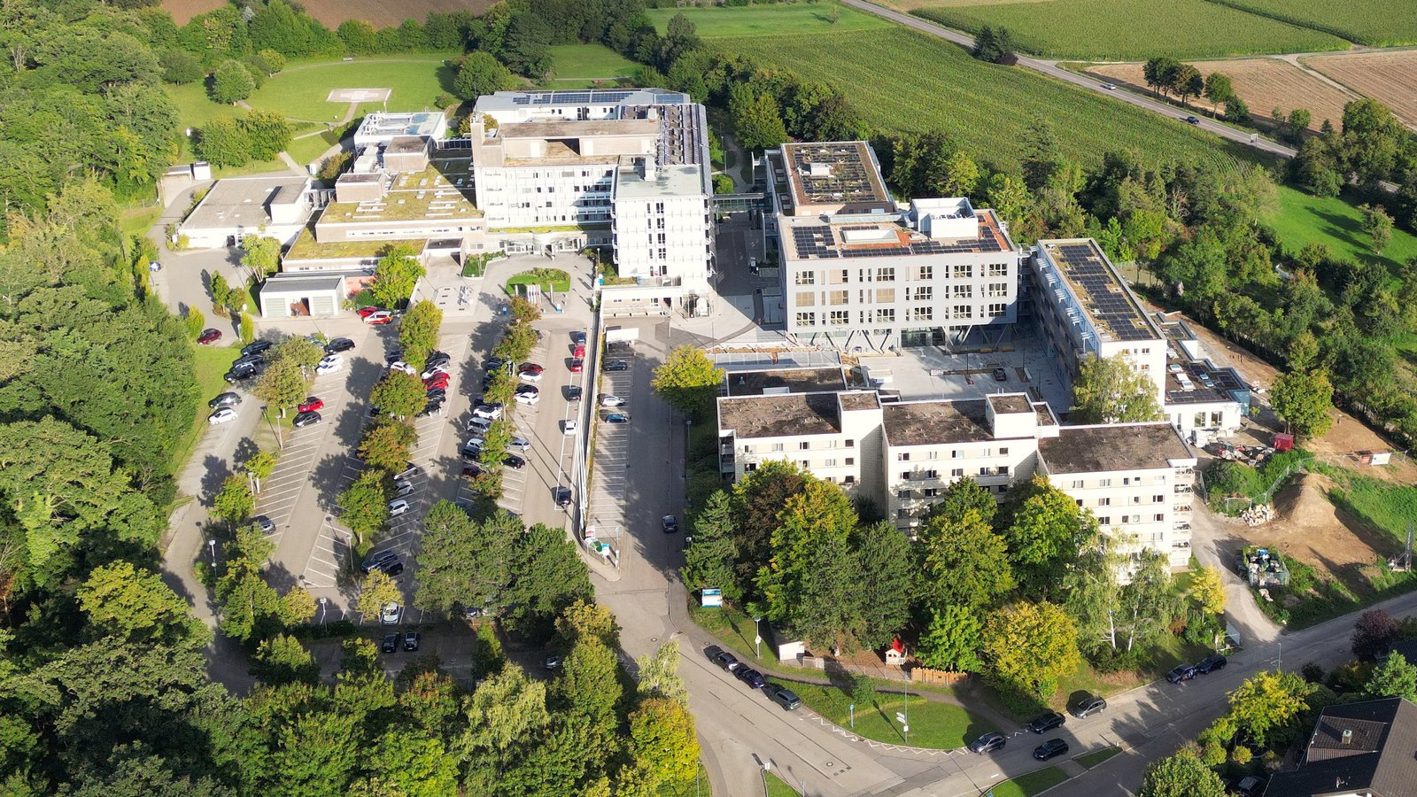 Der Neubau des Mühlacker Krankenhauses soll weitgehend auf dem bisherigen Parkplatz entstehen. Dafür soll vor Baubeginn ein neues Parkhaus mit 550 Stellplätzen erstellt werden. Foto: Küppers Der Neubau des Mühlacker Krankenhauses soll weitgehend auf dem bisherigen Parkplatz entstehen. Dafür soll vor Baubeginn ein neues Parkhaus mit 550 Stellplätzen erstellt werden. Foto: Küppers