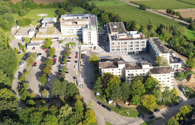 Der Neubau des Mühlacker Krankenhauses soll weitgehend auf dem bisherigen Parkplatz entstehen. Dafür soll vor Baubeginn ein neues Parkhaus mit 550 Stellplätzen erstellt werden. <span class='image-autor'>Foto: Küppers</span>