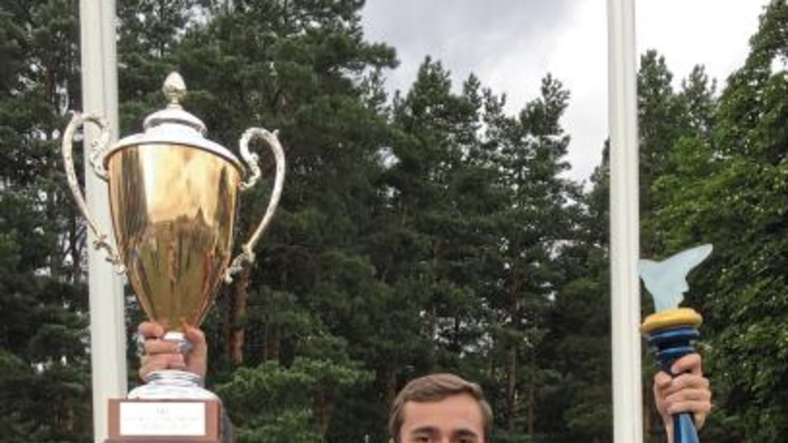 Vollkommen entspannt gibt sich Julian Klemm in seiner Glasflügel-Standard-Libelle (links). Nach der Siegerehrung strahlt der 23 Jahre alte Ötisheimer als Junioren-Weltmeister in der Clubklasse. Vollkommen entspannt gibt sich Julian Klemm in seiner Glasflügel-Standard-Libelle (links). Nach der Siegerehrung strahlt der 23 Jahre alte Ötisheimer als Junioren-Weltmeister in der Clubklasse.