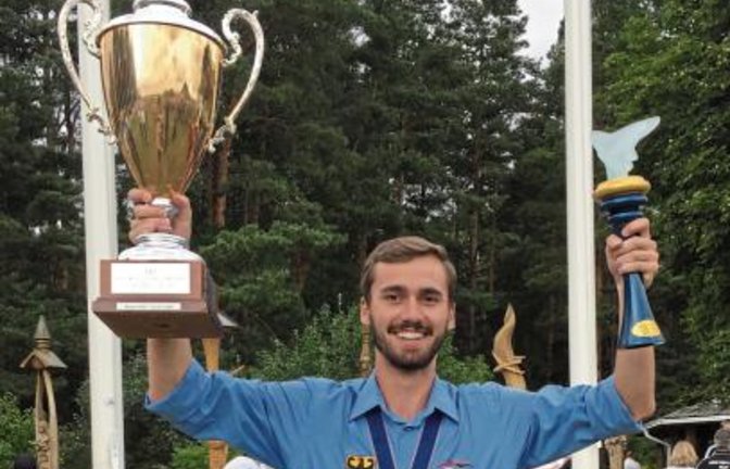 Vollkommen entspannt gibt sich Julian Klemm in seiner Glasflügel-Standard-Libelle (links). Nach der Siegerehrung strahlt der 23 Jahre alte Ötisheimer als Junioren-Weltmeister in der Clubklasse.