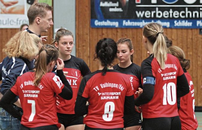 TVV-Trainer Carsten Reitschuster (links) will mit den Faustballerinnen die erfolgreiche erste Halbserie bis Weihnachten gleich beim Spieltag in Unterhaugstett fortsetzen. Foto: Nachreiner