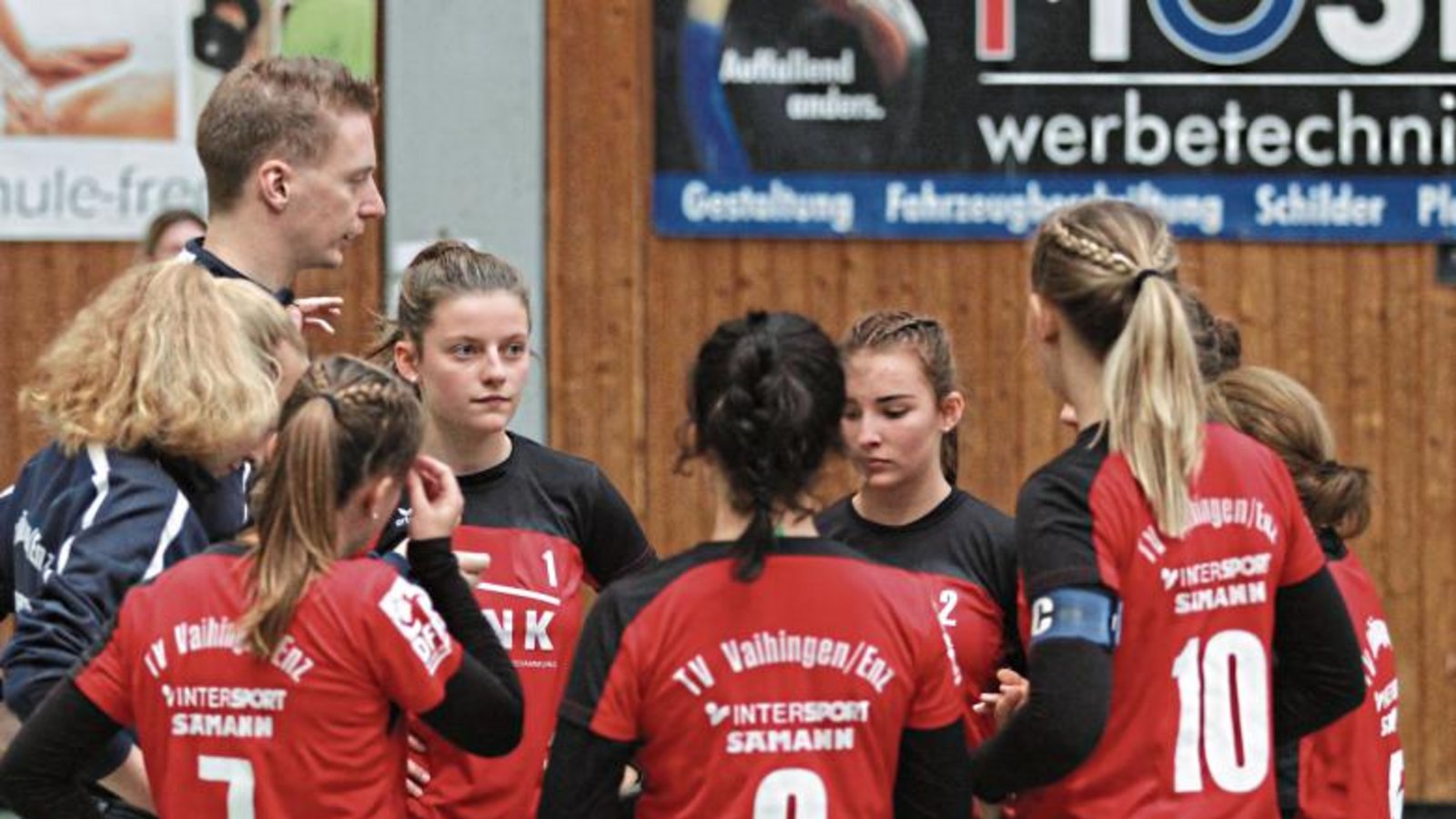 TVV-Trainer Carsten Reitschuster (links) will mit den Faustballerinnen die erfolgreiche erste Halbserie bis Weihnachten gleich beim Spieltag in Unterhaugstett fortsetzen. Foto: Nachreiner TVV-Trainer Carsten Reitschuster (links) will mit den Faustballerinnen die erfolgreiche erste Halbserie bis Weihnachten gleich beim Spieltag in Unterhaugstett fortsetzen. Foto: Nachreiner