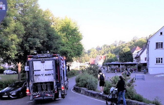 Eng geht es zu, wenn in Aurich die Müllabfuhr rückwärts in Richtung der Mülleimer des Kindergartens Schneggaheisle hochschnauft. Häufig passiert das zeitgleich mit dem Start der Grundschule am Zufahrtsweg. Vielleicht gibt es eine bessere Lösung ... <span class='image-autor'>Foto: sr</span>