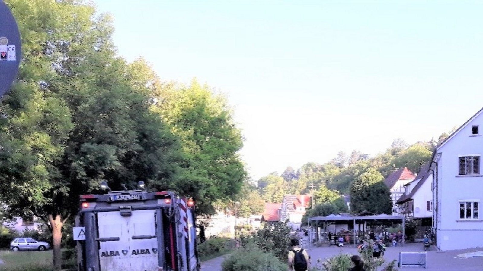 Eng geht es zu, wenn in Aurich die Müllabfuhr rückwärts in Richtung der Mülleimer des Kindergartens Schneggaheisle hochschnauft. Häufig passiert das zeitgleich mit dem Start der Grundschule am Zufahrtsweg. Vielleicht gibt es eine bessere Lösung ... Foto: sr Eng geht es zu, wenn in Aurich die Müllabfuhr rückwärts in Richtung der Mülleimer des Kindergartens Schneggaheisle hochschnauft. Häufig passiert das zeitgleich mit dem Start der Grundschule am Zufahrtsweg. Vielleicht gibt es eine bessere Lösung ... Foto: sr