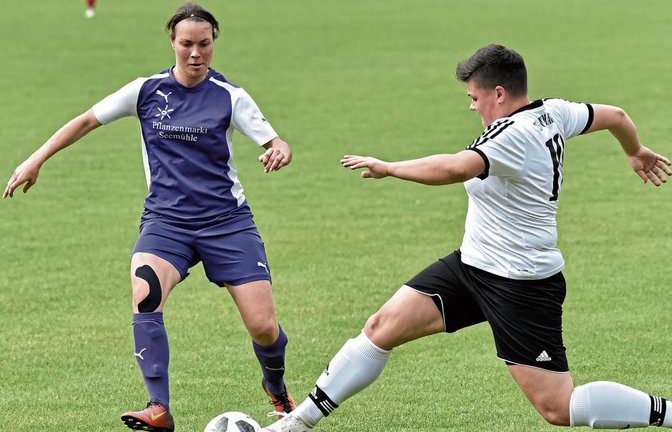 Julia Rentschler (links) versucht, Lisa Techert den Ball abzunehmen, bevor diese wieder zu einer ihrer weiten Vorlagen ansetzt. Foto: Leitner