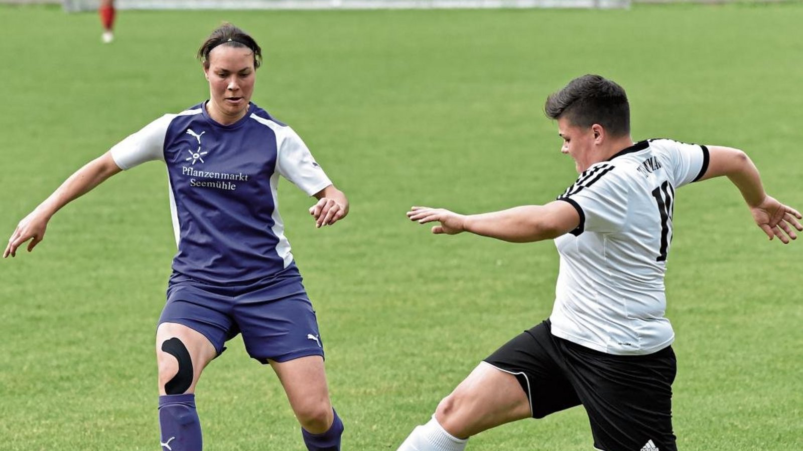 Julia Rentschler (links) versucht, Lisa Techert den Ball abzunehmen, bevor diese wieder zu einer ihrer weiten Vorlagen ansetzt. Foto: Leitner Julia Rentschler (links) versucht, Lisa Techert den Ball abzunehmen, bevor diese wieder zu einer ihrer weiten Vorlagen ansetzt. Foto: Leitner