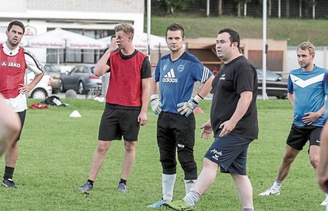 Der neue Spielertrainer des SV Illingen, Tobias Häfner (am Ball) gibt die ersten Anweisungen an seine Mannschaft. Gestern Abend war Trainingsauftakt im Eichwald. Foto: Simecek