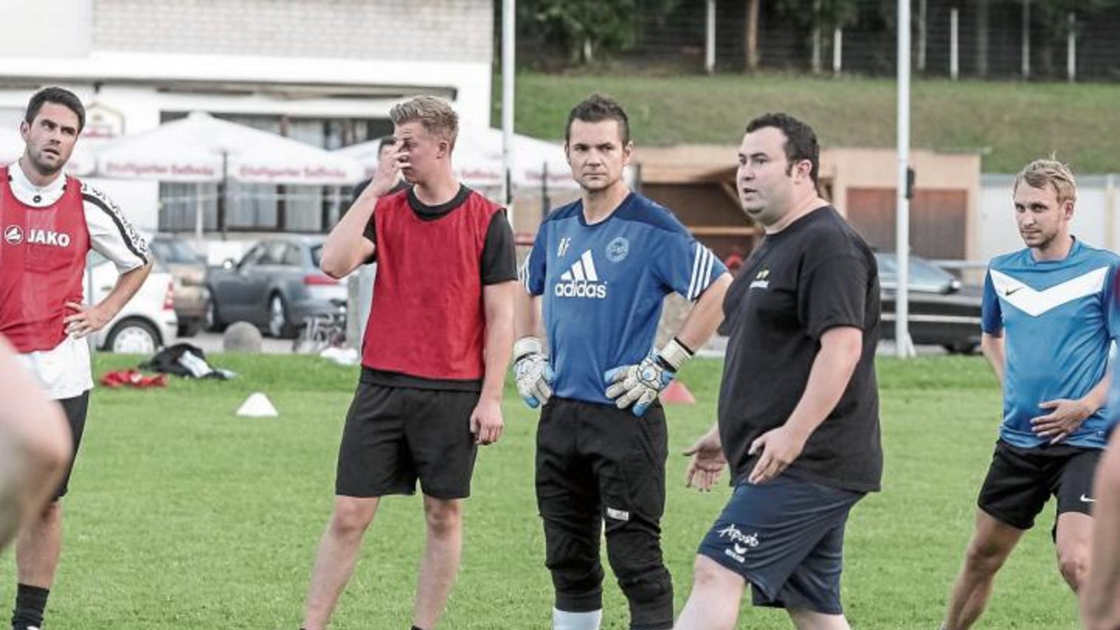 Der neue Spielertrainer des SV Illingen, Tobias Häfner (am Ball) gibt die ersten Anweisungen an seine Mannschaft. Gestern Abend war Trainingsauftakt im Eichwald. Foto: Simecek Der neue Spielertrainer des SV Illingen, Tobias Häfner (am Ball) gibt die ersten Anweisungen an seine Mannschaft. Gestern Abend war Trainingsauftakt im Eichwald. Foto: Simecek