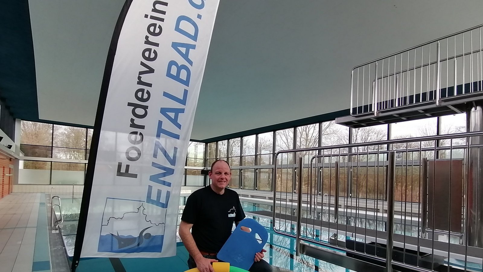 Die Schwimmhilfen im Vaihinger Enztalbad sind etwas in die Jahre gekommen. Der Förderverein möchte deshalb neue Utensilien beschaffen, die von allen Badegästen genutzt werden können, wie der Vereinsvorsitzende Thomas Schmid erklärt. Foto: Banholzer Die Schwimmhilfen im Vaihinger Enztalbad sind etwas in die Jahre gekommen. Der Förderverein möchte deshalb neue Utensilien beschaffen, die von allen Badegästen genutzt werden können, wie der Vereinsvorsitzende Thomas Schmid erklärt. Foto: Banholzer