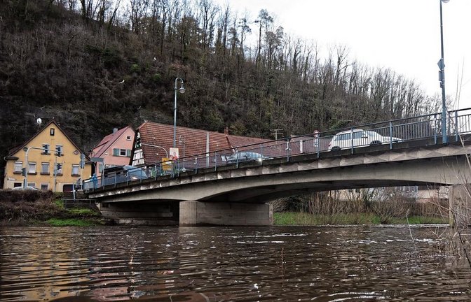 Die bestehende Herrenwaagbrücke in Dürrmenz soll abgerissen und durch einen Neubau ersetzt werden. Baubeginn ist im März.  Foto: Friedrich