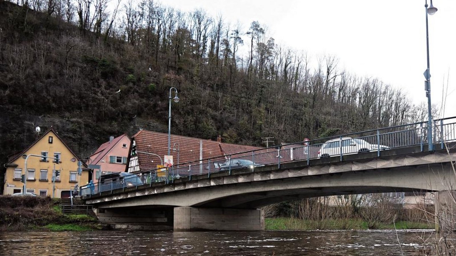 Die bestehende Herrenwaagbrücke in Dürrmenz soll abgerissen und durch einen Neubau ersetzt werden. Baubeginn ist im März.  Foto: Friedrich