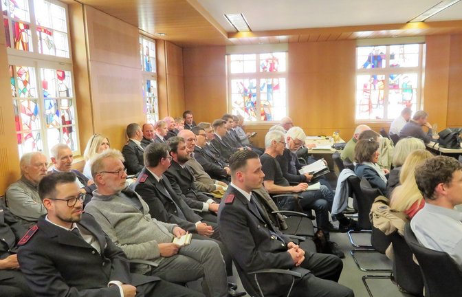 Sehr guter Besuch der Vaihinger Gemeinderatssitzung. Da die Stadthalle belegt war, musste im Rathaus getagt werden, was die Aufnahmekapazität des Ratssaals fast sprengte. 2024 sollen alle Sitzungen in der Stadthalle stattfinden. Die Termine sind blockiert. Stark vertreten war am Mittwoch die Roßwager Feuerwehr, die die Entscheidung über den Bau ihres neuen Magazins verfolgte. Zu ersten Info: Das Vorhaben wird trotz stark gestiegener Kosten durchgezogen. Mehr am Samstag in der VKZ.  <span class='image-autor'>Foto: Arning</span>