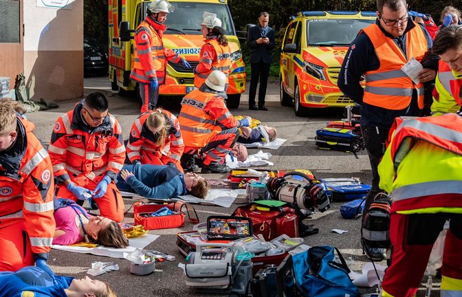 Einsatzkräfte verschiedener Organisationen üben die Versorgung von Verletzten nach einem fiktiven Zugunglück. <span class='image-autor'>Foto: Landratsamt Ludwigsburg</span>