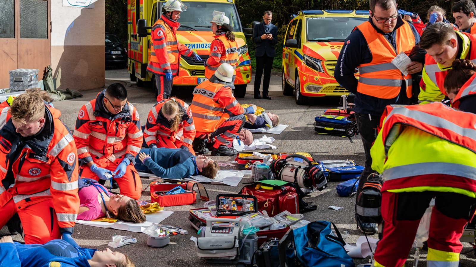 Einsatzkräfte verschiedener Organisationen üben die Versorgung von Verletzten nach einem fiktiven Zugunglück. Foto: Landratsamt Ludwigsburg