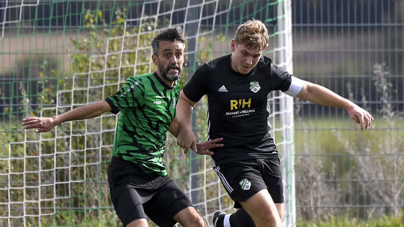 Schon im Bezirkspokal war das Duell zwischen Bujar Ismajli (links) vom VfR Sersheim und Vincent Walter (rechts) vom SV Iptingen ein heißes Match. Kann sich Iptingen für die Pokalniederlage revanchieren? Foto: Leitner Schon im Bezirkspokal war das Duell zwischen Bujar Ismajli (links) vom VfR Sersheim und Vincent Walter (rechts) vom SV Iptingen ein heißes Match. Kann sich Iptingen für die Pokalniederlage revanchieren? Foto: Leitner