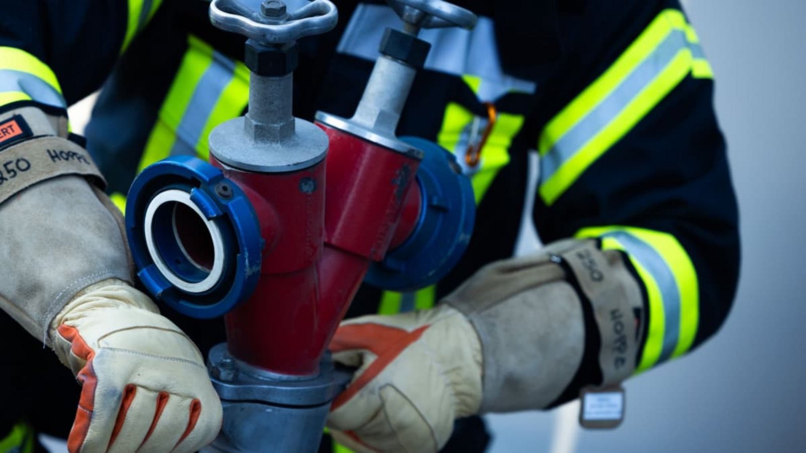 Die Feuerwehr war in der Nacht von Samstag auf Sonntag in Sauldorf im Einsatz. (Symbolbild)Rolf Vennenbernd/dpa