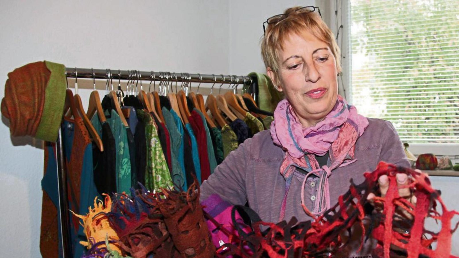 In ihrem Laden verkauft Birgit Bass selbstgefilzte Produkte. Darunter auch Schals. Fotos: Rostek In ihrem Laden verkauft Birgit Bass selbstgefilzte Produkte. Darunter auch Schals. Fotos: Rostek