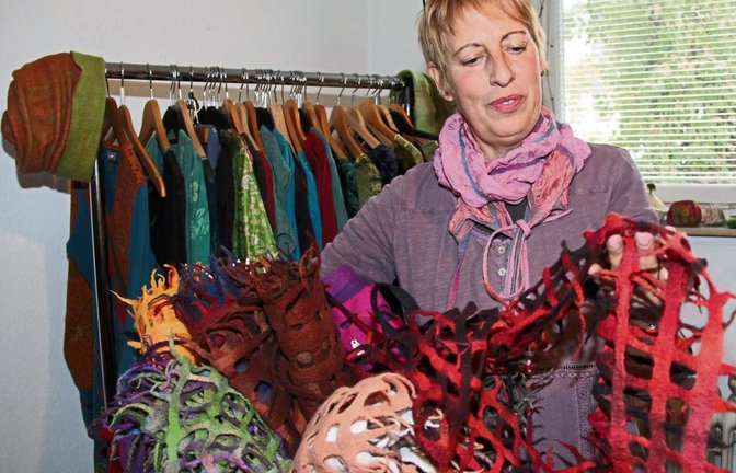 In ihrem Laden verkauft Birgit Bass selbstgefilzte Produkte. Darunter auch Schals. Fotos: Rostek