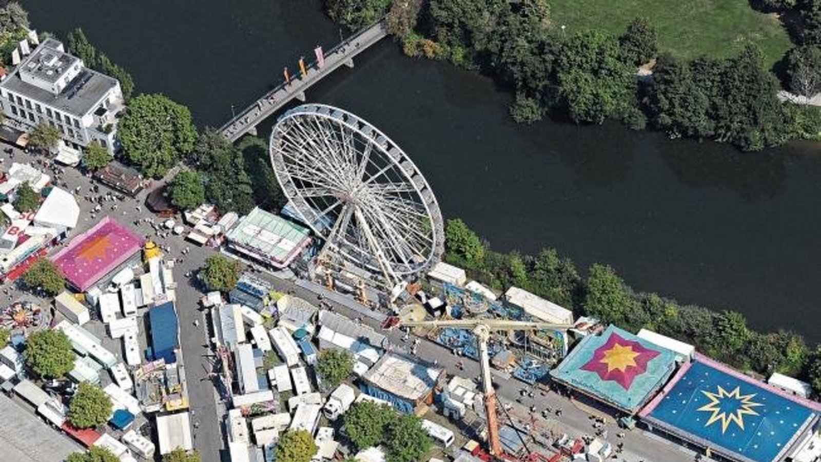 Blick von oben auf dem Rummel beim Bietigheimer Pferdemarkt. Foto: Kuhnle