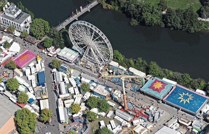 Blick von oben auf dem Rummel beim Bietigheimer Pferdemarkt. Foto: Kuhnle